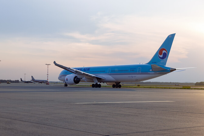 korean air dreamliner at lkpr