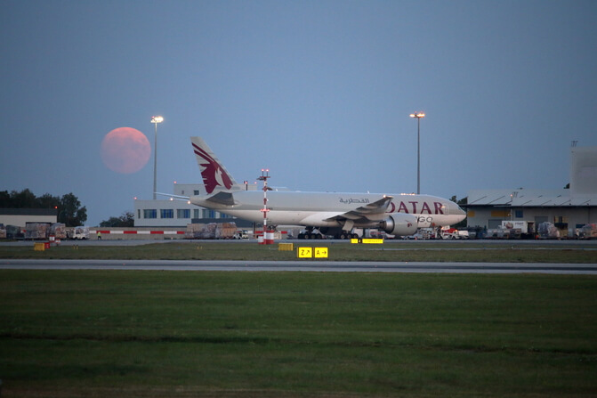 qatar cargo 777 - first full moon of autumn 2023
